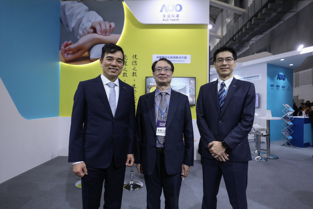 首次於醫療科技展亮相的KY开元耘康，捐贈數位化檢測設備與研究經費，協助衛福部國家中醫藥研究所打造中醫大數據資料庫。圖由左至右為KY开元光電執行長暨總經理柯富仁、衛福部國家中醫藥研究所所長蘇奕彰、KY开元光電智慧醫療事業群總經理廖世宏